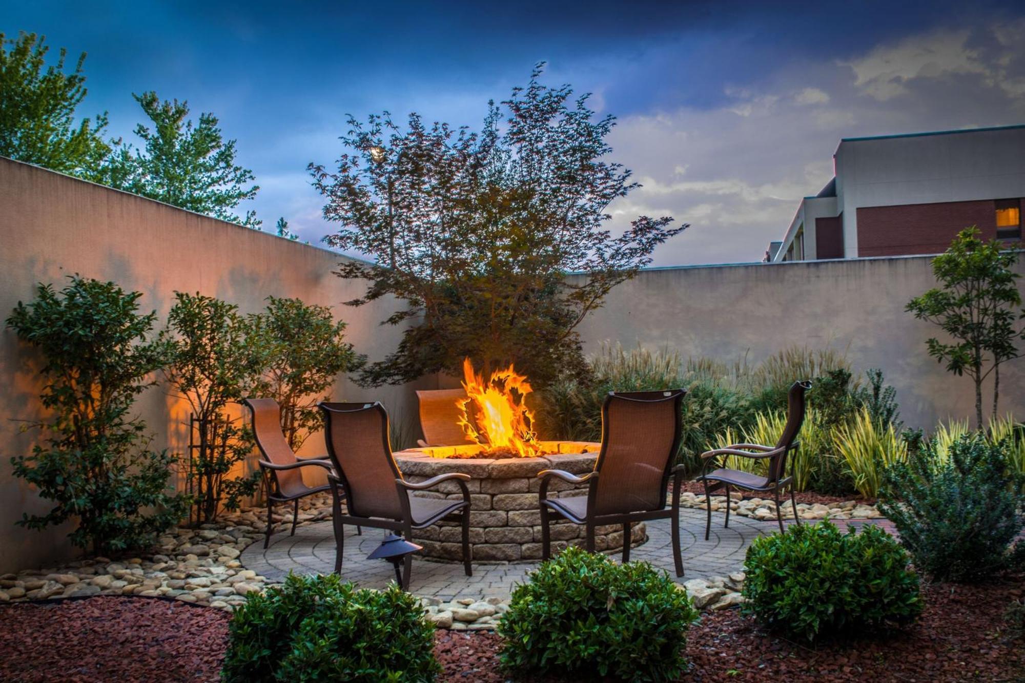Courtyard Greensboro Airport Экстерьер фото