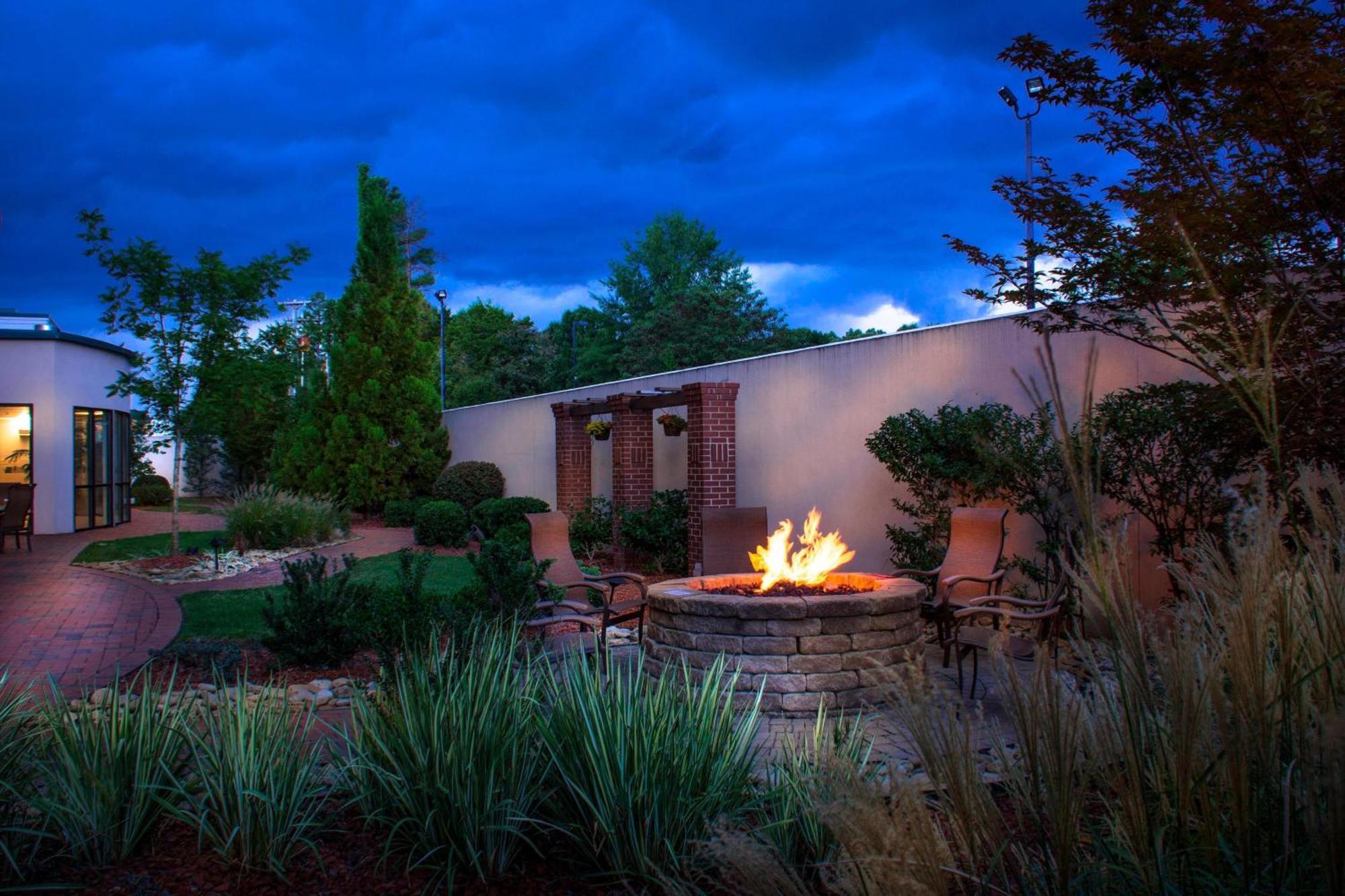 Courtyard Greensboro Airport Экстерьер фото