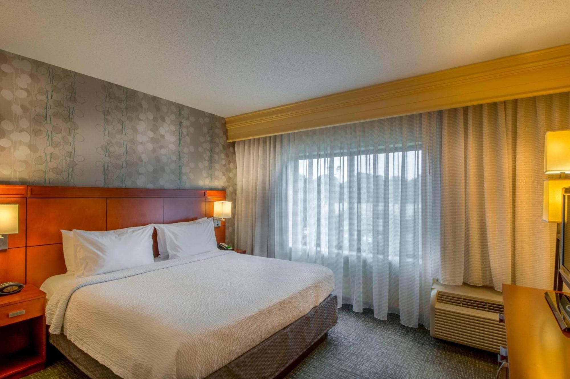 Courtyard Greensboro Airport Экстерьер фото
