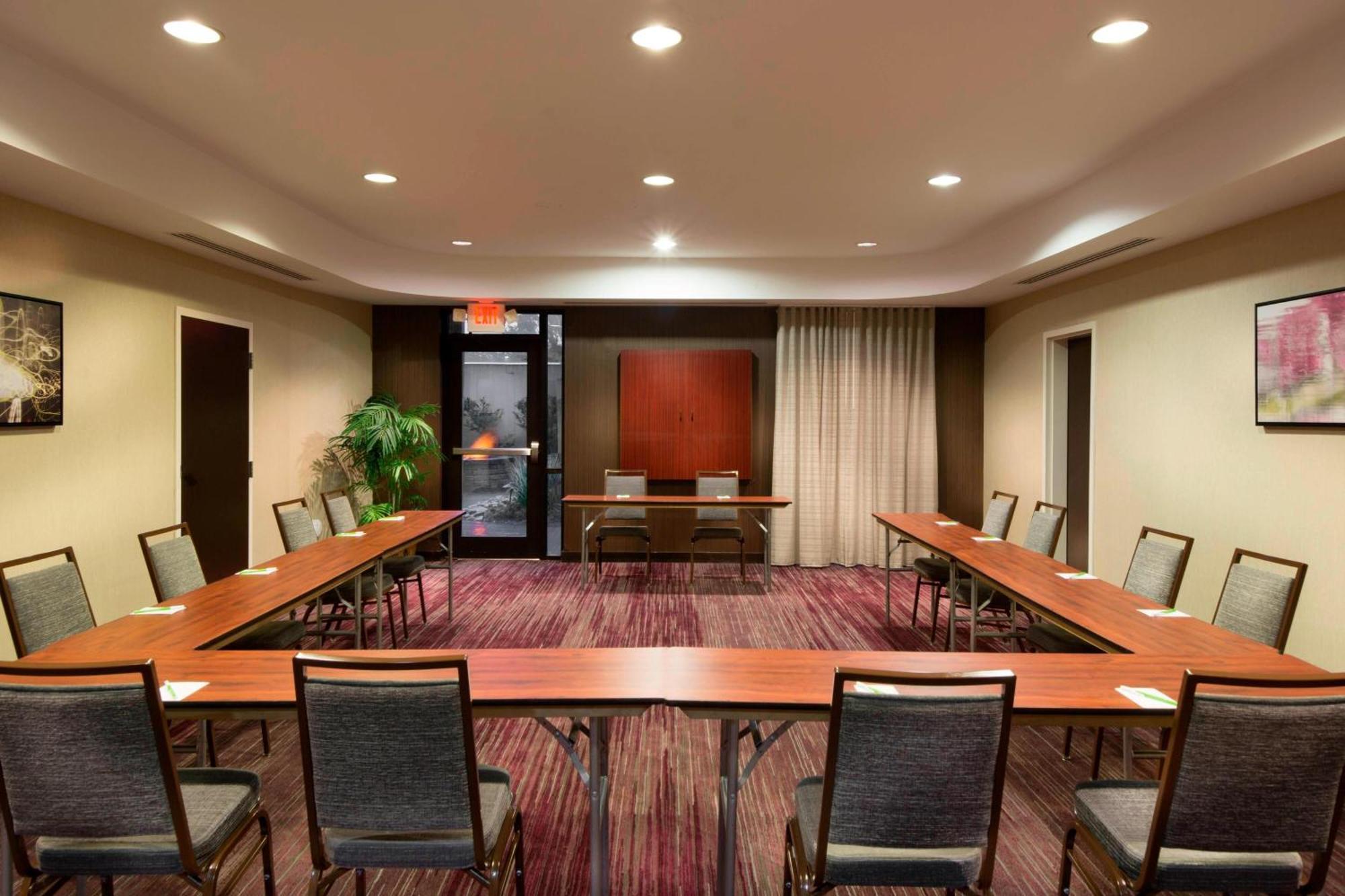 Courtyard Greensboro Airport Экстерьер фото