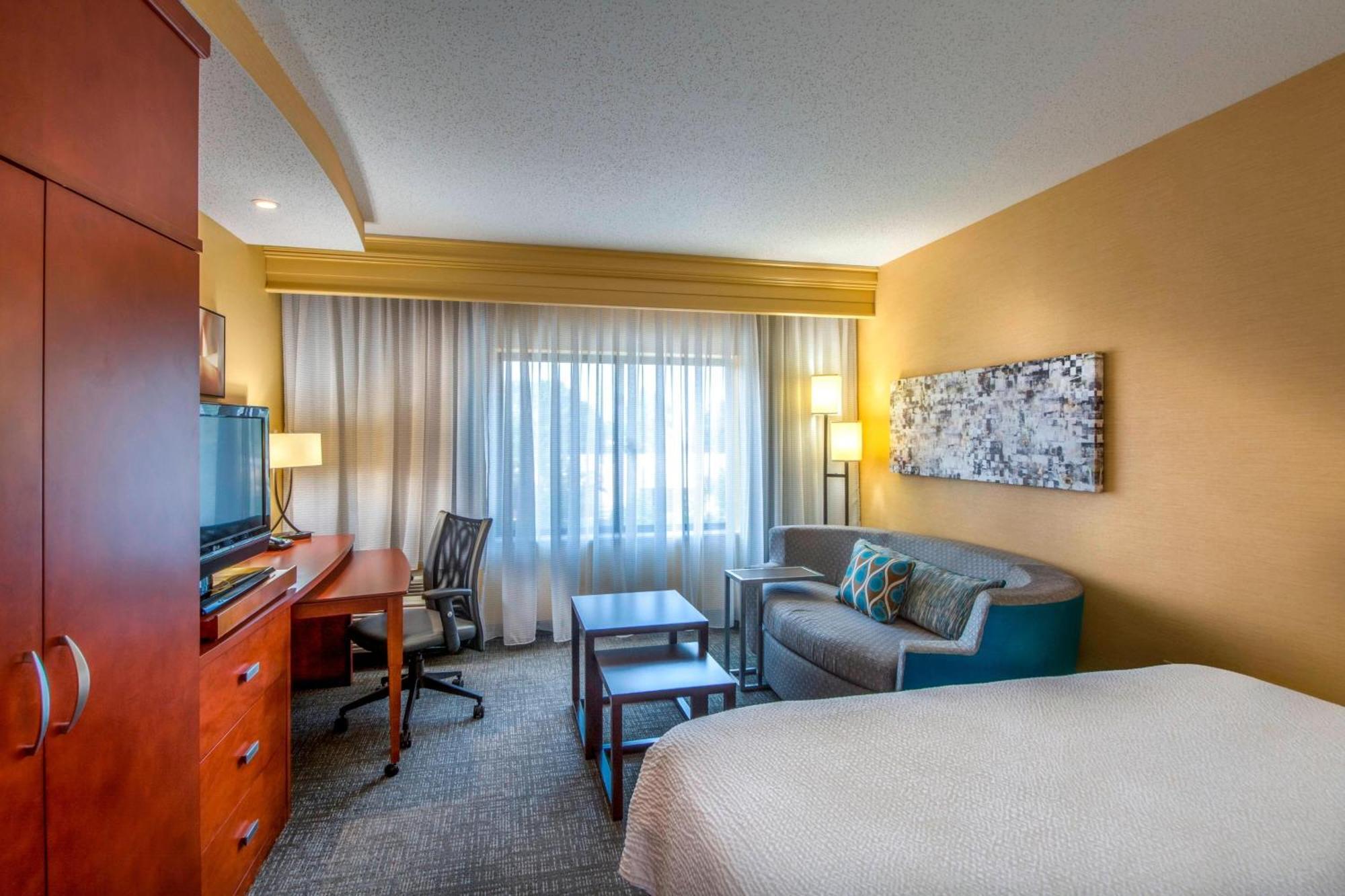 Courtyard Greensboro Airport Экстерьер фото